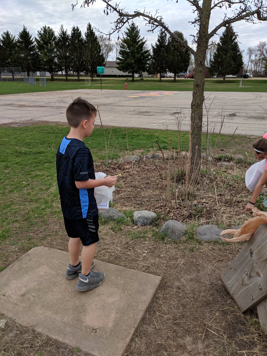 LLund98's tweet photo. Taking a day to celebrate Earth Day! Scavenger hunt for the win!#BeCougarProud #ALClinton https://t.co/aaFMC5G9yP