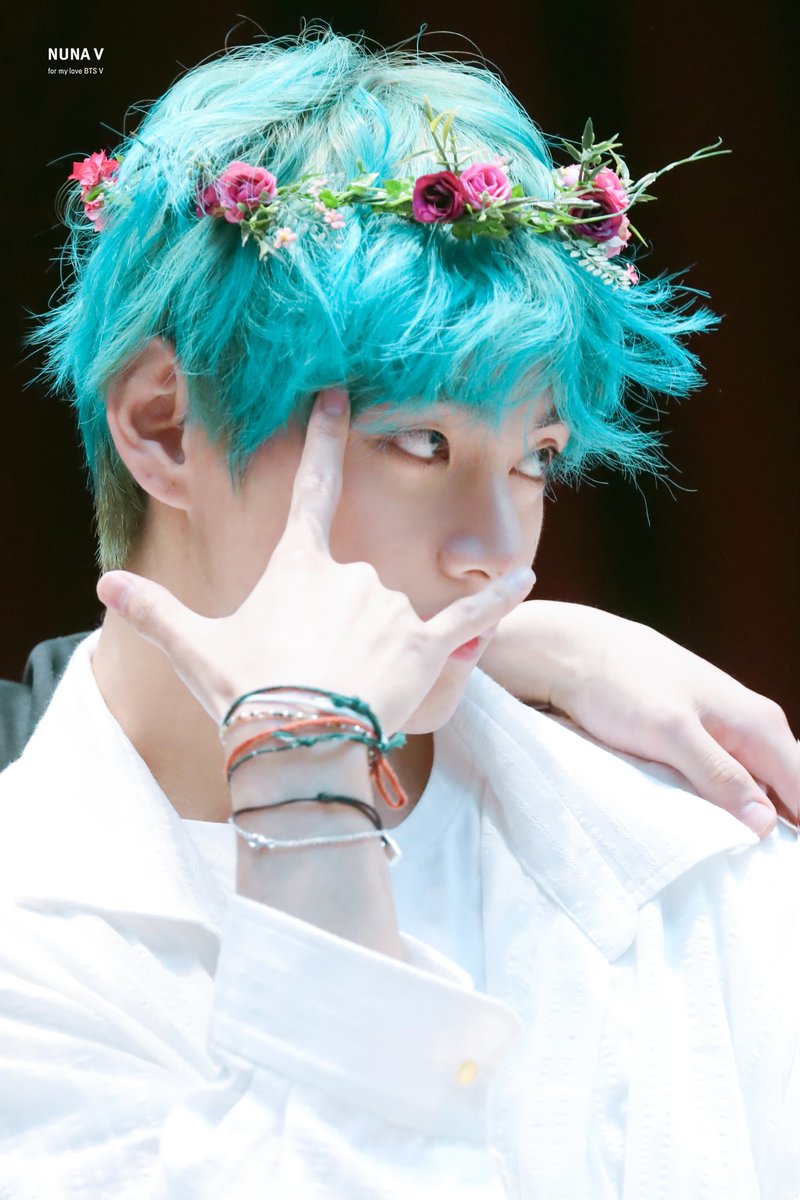 _nuna_V's tweet photo. [HQ] 190421 알라딘팬싸인회
태형이는 어떻게 손목도 손가락도 그렇게 예뻐??
#이삐사진전 #태형 #방탄소년단뷔 #BTSV #Taehyung 
@BTS_twt https://t.co/OisLjwXxjP