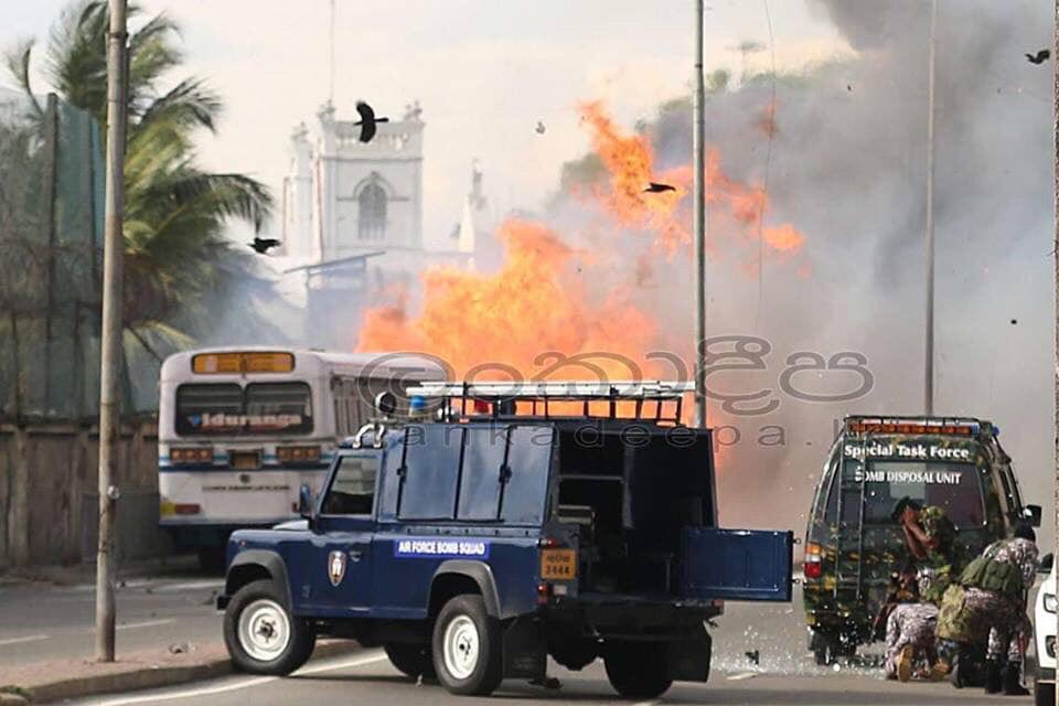 vaishnasl's tweet photo. Real Heroes ✊ #Salute #SriLankaBlast #EasterSundayAttacksLK #ColomboBlast #SriLanka https://t.co/kaw9JoWpcB