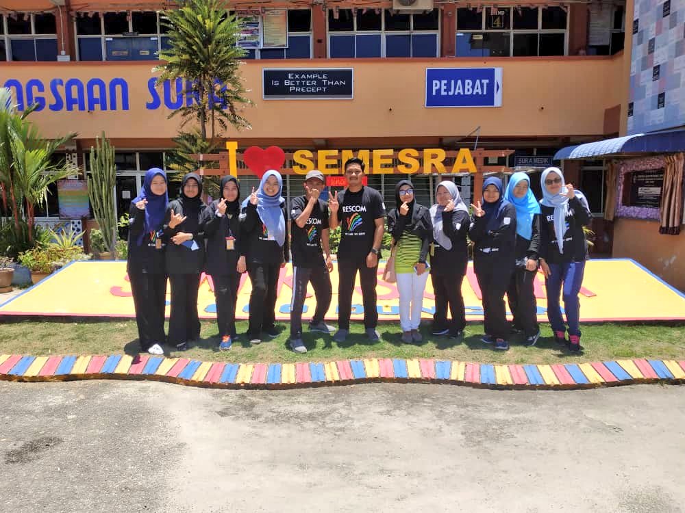 RESCOM_UiTMT's tweet photo. [17 April 2019][Rabu]

Program School Attack 2.0 bersama pelajar SMK Sura. Goodjob team school attack! 💯👏 #RESCOM  #rescomuitmdungun #mppuitmtganu #uitmdungun https://t.co/0ZzQEvDRcm