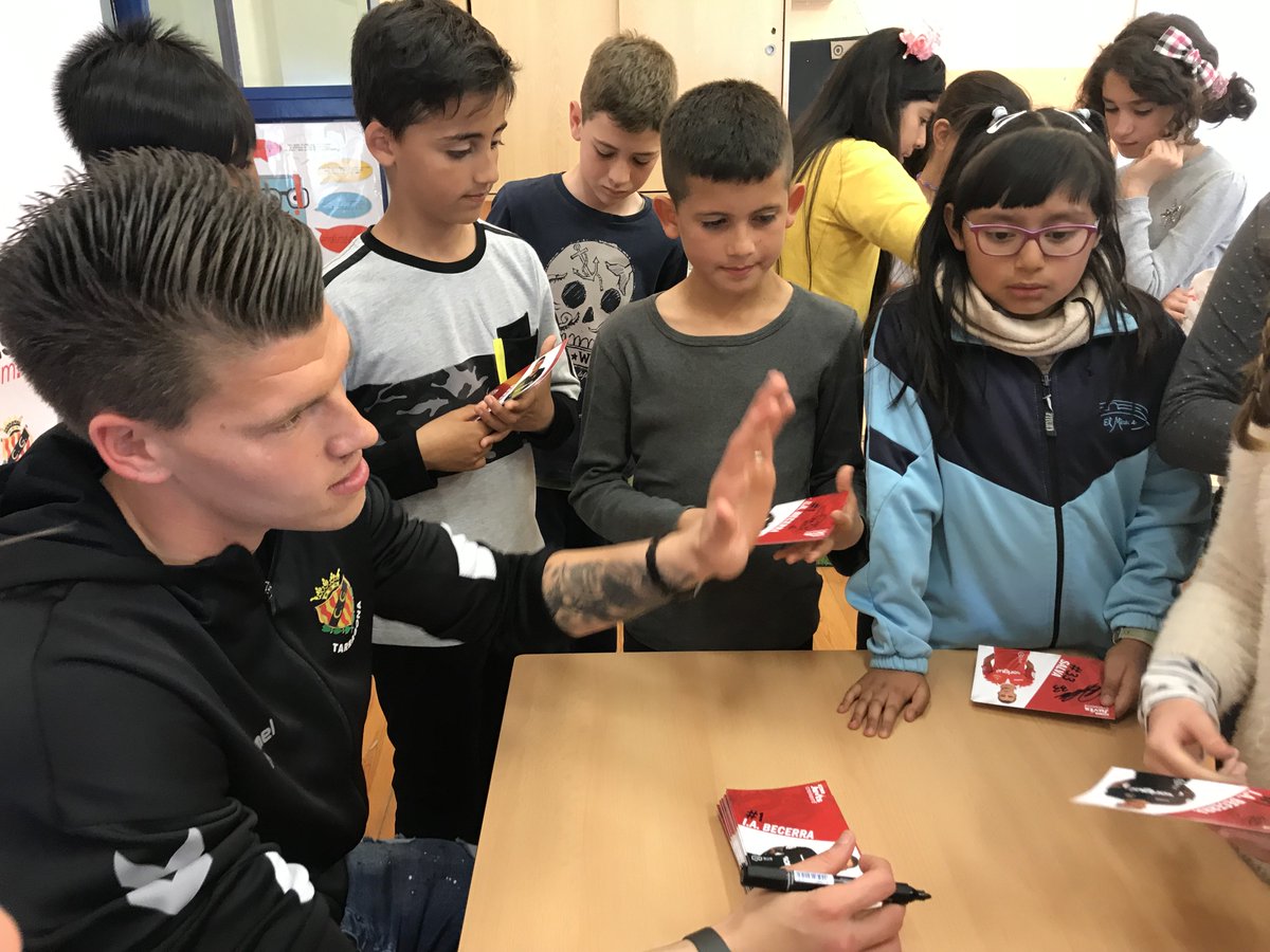 NASTICTARRAGONA's tweet photo. EQUIP | 📖🌹 Els jugadors del primer equip @Ysaak88 i @javimarquez_6 signaran autògrafs a la Rambla Nova demà al matí, de 13 a 14 h.
Per la tarda, torn per a #Fali4 i @Polvalentin_2 (17-18 h)
#SantJordi
💪🔴⚪️ #ForçaNAS https://t.co/6JSm8gD125
