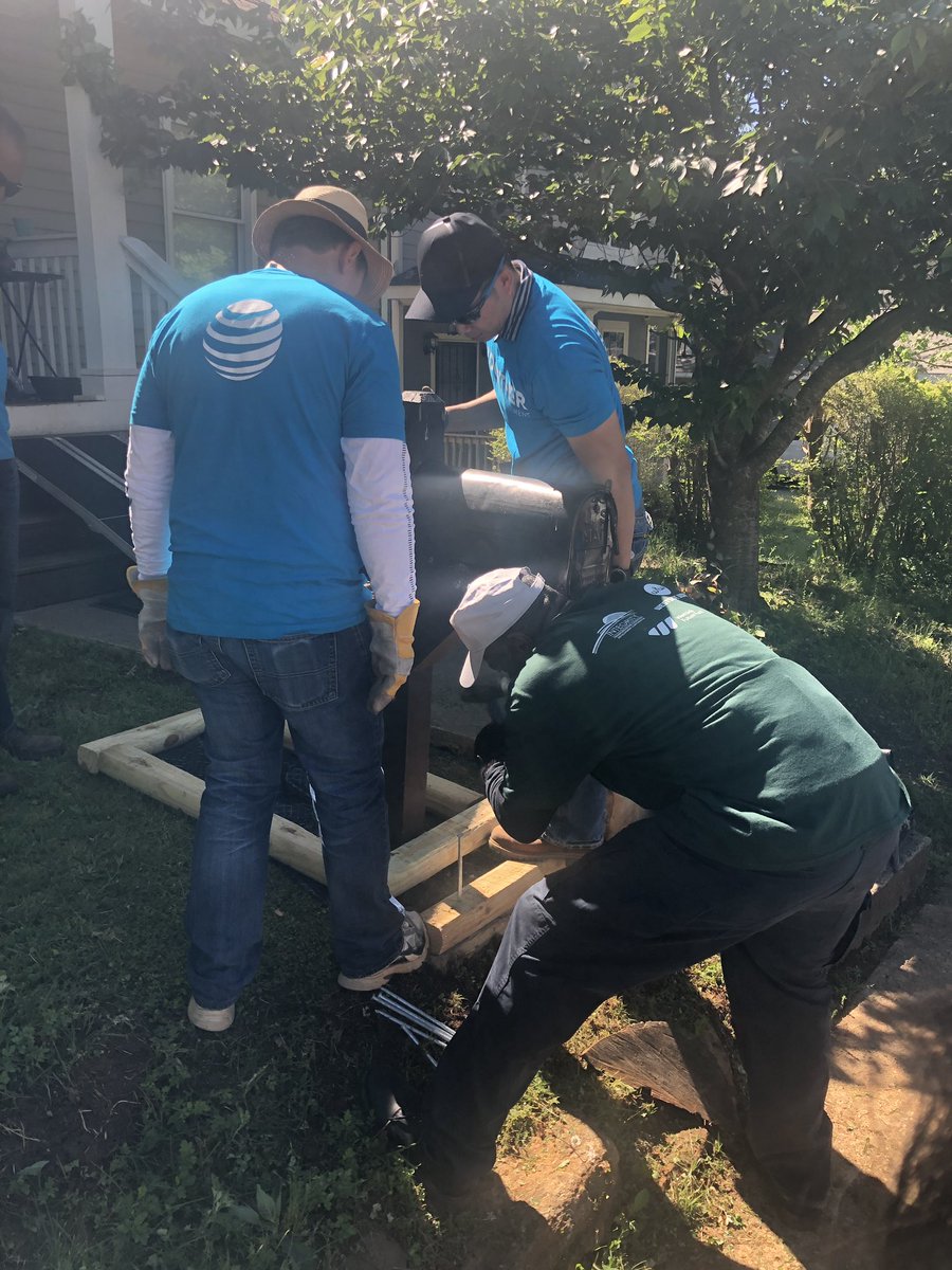 SR13Hardy's tweet image. Partnership is KEY for a thriving community! #TeamAT&amp;amp;T is out on the #Westside making a difference. #BelieveAtlanta #EarthDay #EnglishAve #VineCity @ATTPolicyGA @westsideworks