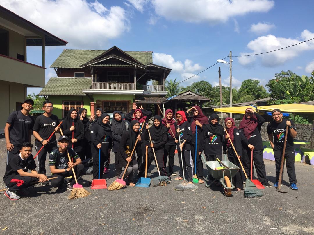 RESCOM_UiTMT's tweet photo. [20 April 2019][Sabtu]

Program Gotong Royong yang bertempat di Balai Besar Dungun. Kudos to all gotong royong team, you guys are amazing! 👏🎉 May Allah bless you all with your kind deed 💙 #RESCOM  #rescomuitmdungun #mppuitmtganu #uitmdungun https://t.co/F5Szbh1aLC