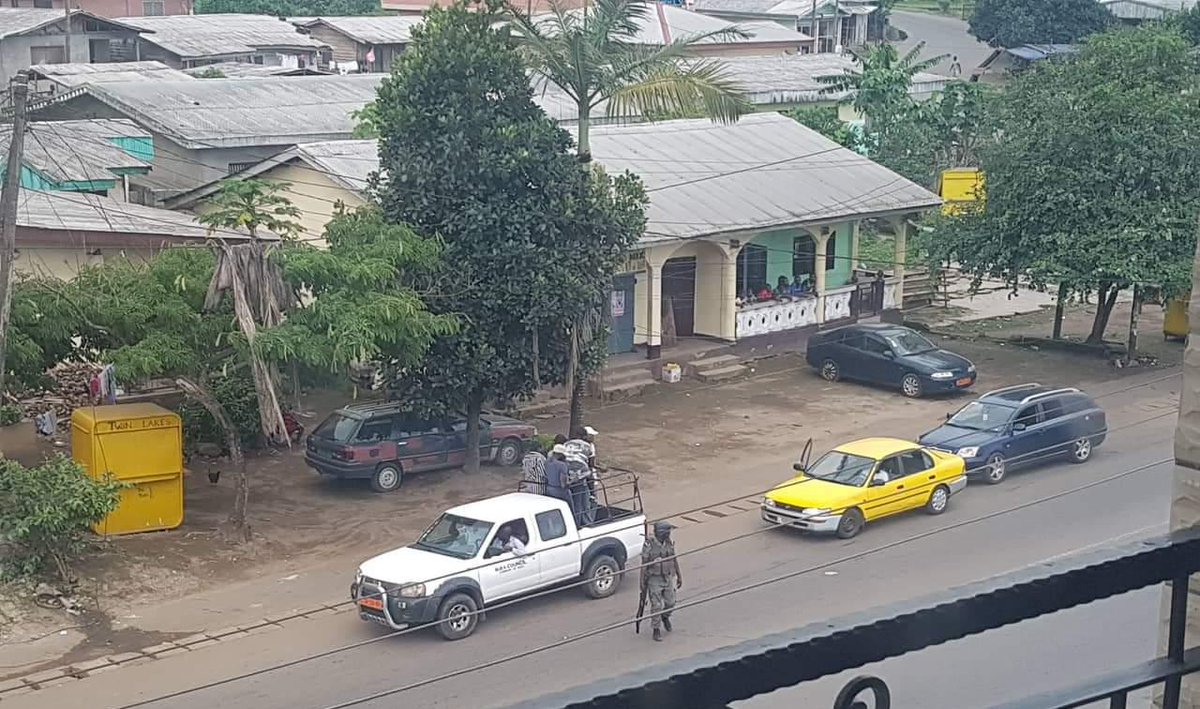 MimiMefoInfo's tweet photo. Ekema's battle against ghost towns continued today, as council agents accompanied by armed men in uniform placed seals on shops and business premises whose owners stayed indoors.
Some shops in Molyko and Bonduma were sealed, Mimi Mefo Info has learnt. https://t.co/2deu68ognA