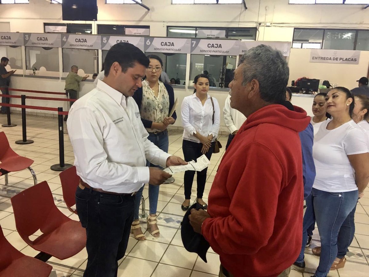 NayaritGobierno's tweet photo. En estos momentos, el gobernador @aegnayarit visita las instalaciones de la Dirección de Tránsito del Estado de Nayarit, para supervisar las tareas, y escuchar a la ciudadanía y a los trabajadores. https://t.co/beTh4UUoyZ