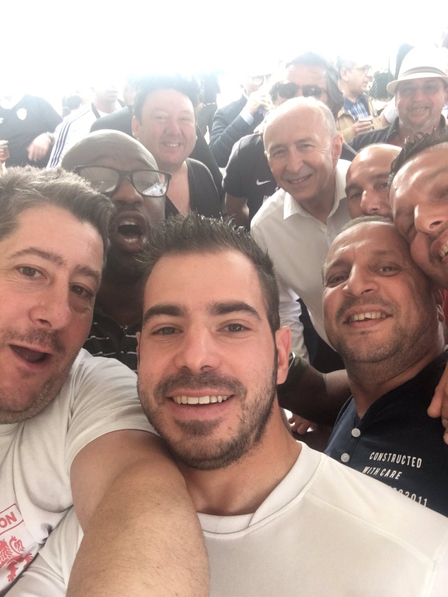 travik69's tweet photo. #topgones #FCL #U40
le maire de LYON qui ouvre l hotel de ville et son balcon en cas de triple victoire (2017-2018-.....) en #CdRhone #vétérans
allez les vieux !!! https://t.co/HUXlXIbS7I