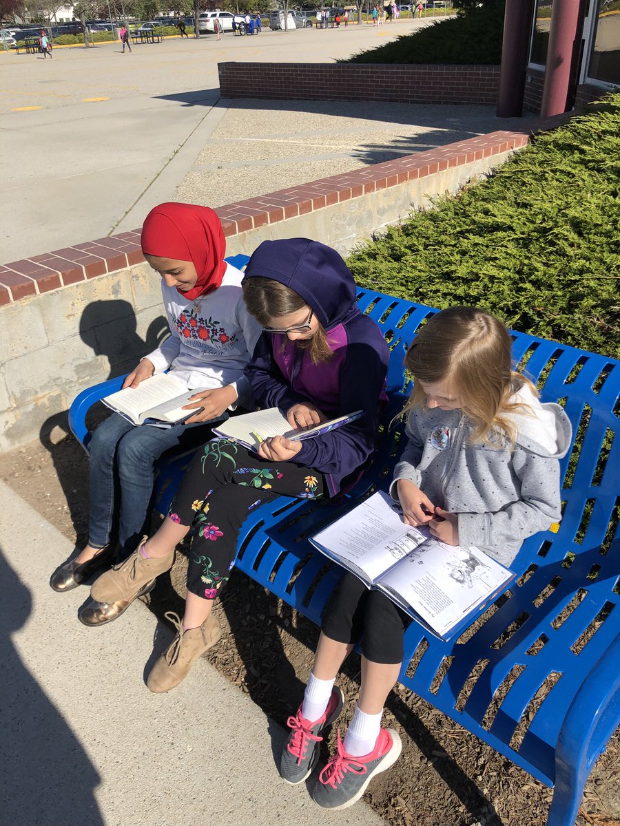 whitepine_bsd's tweet image. Reading outside for #EarthDay2019 📚 🌍 ☀️ #BSDpride #EverythingsPossible #whitepinepride #powerdownday