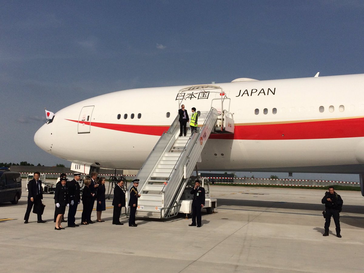 AlexSarenz's tweet photo. AmbJaponFR: RT JPN_PMO: Prime Minister Abe arrived in Paris, his first destination of the one-week trip to Europe and North America. #PMinAction #AbeVisit https://t.co/8J4jhjuKBC