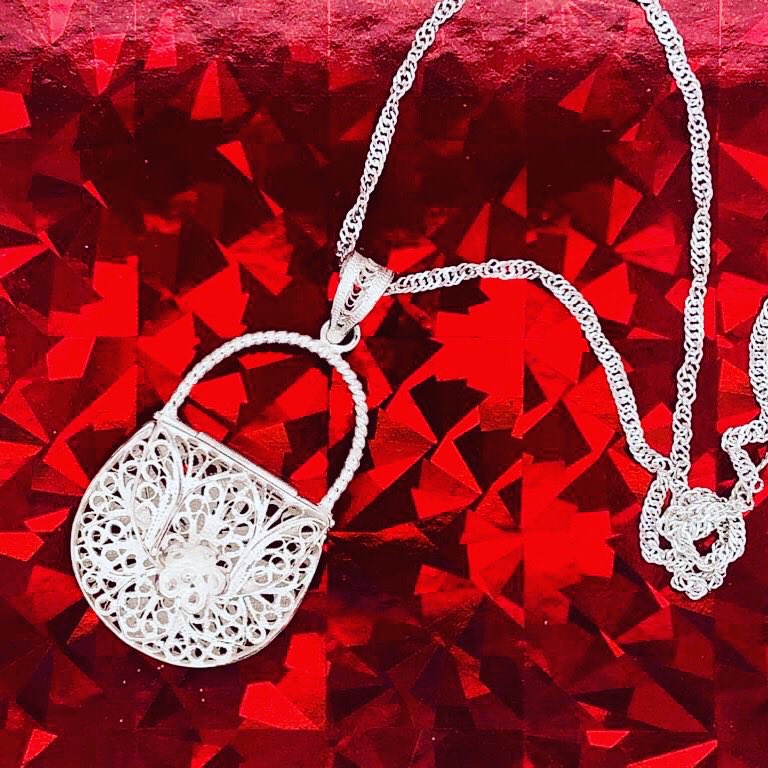 coskuns7's tweet photo. I’m feeling funky... how are you feeling? There’s a new meaning to “I need a new handbag”... pick meeee! —- https://t.co/FT7SbgdubE
#handbag #silver #shoppingaddict #Easter #happy #red #funky #tweetshop #tweetshopping #sparkle #women #WomensWorlds #girls #Designers https://t.co/eodtlUQ4ok