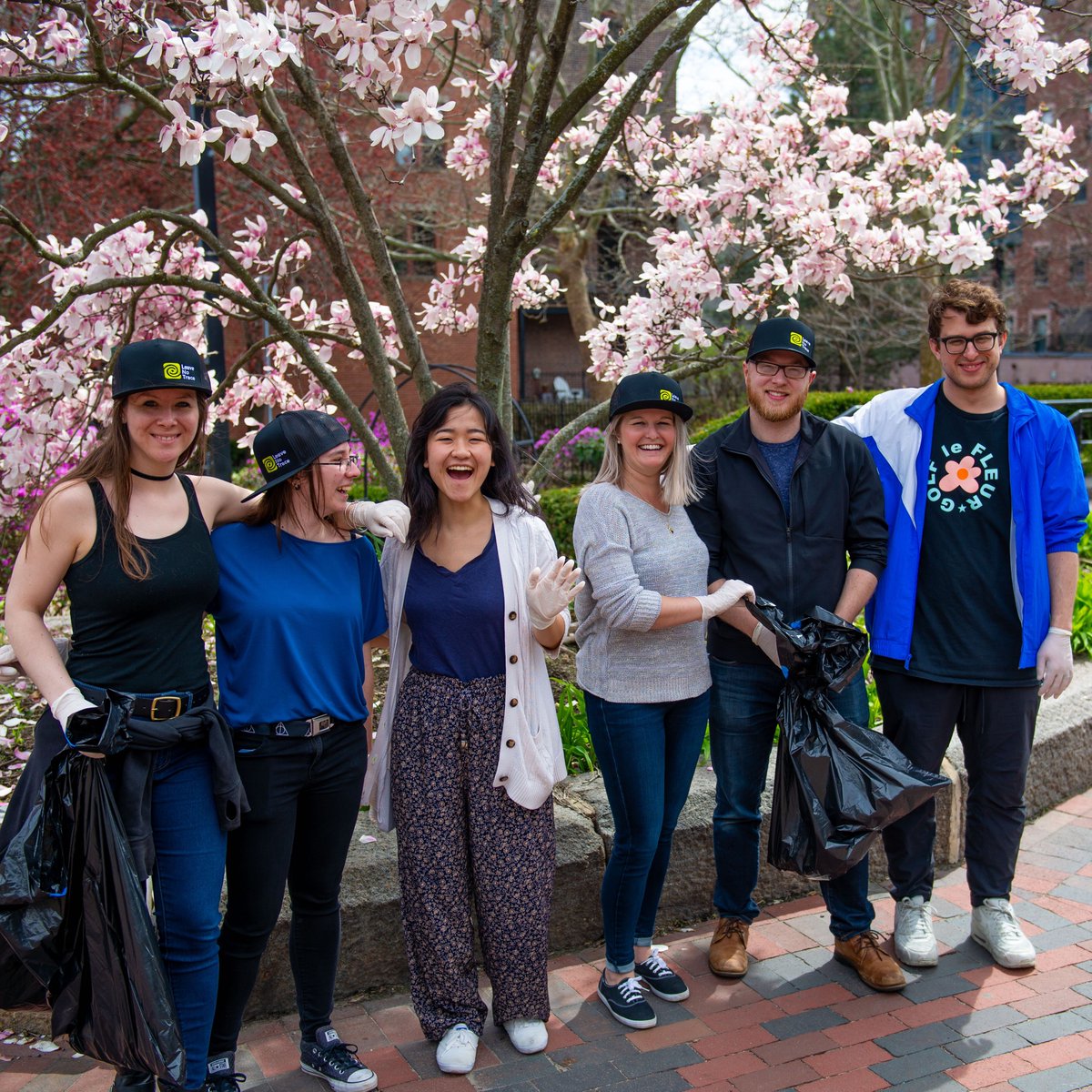 829studios's tweet photo. This #EarthDay, we're proud to support the efforts of our friends at @leavenotrace by picking up litter around our neighborhood. We can keep our community beautiful, safe, and enjoyable for all when we #LeaveNoTrash. Happy #EarthWeek! 🚯♻️ #EarthDay2019 #829Studios #Inside829 https://t.co/VD1mFJvFny