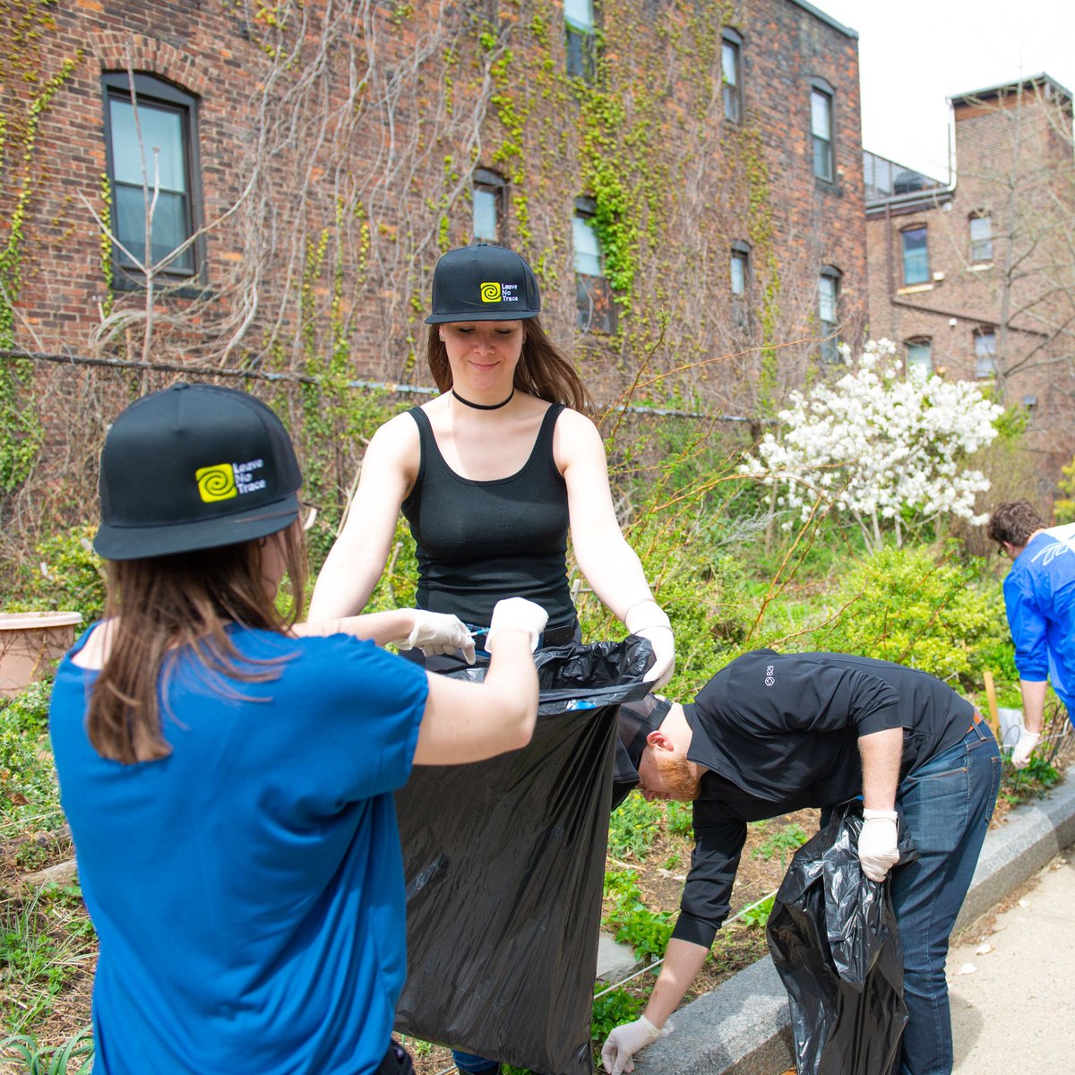 829studios's tweet photo. This #EarthDay, we're proud to support the efforts of our friends at @leavenotrace by picking up litter around our neighborhood. We can keep our community beautiful, safe, and enjoyable for all when we #LeaveNoTrash. Happy #EarthWeek! 🚯♻️ #EarthDay2019 #829Studios #Inside829 https://t.co/VD1mFJvFny