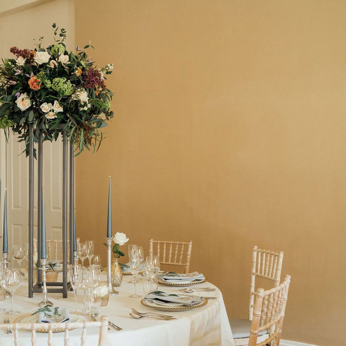 Prestige_Hire's tweet photo. This classic white and gold table theme looks lovely in the Avon Room of The Macdonald Bath Spa Hotel!
Image by @lewismembery
Florals and styling by @flowersofbath1
#hirethelot #weddingflowers #weddingflorist #bathweddingvenue #whiteandgoldwedding #chargerplates #goldcutlery https://t.co/U1NLGmDesA