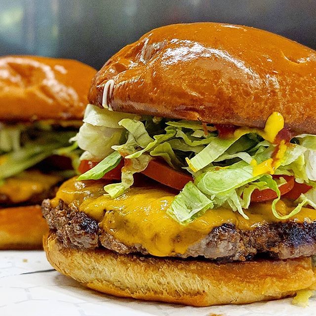 Burger_Royale's tweet photo. It's Easter Monday🐰

We're open🍔

Problem: Sadly, most of us have to work today👎

Solution:  Eat Burger Royale to drown your sorrows🙌

You're welcome in advance😎 https://t.co/kVykO57L5j https://t.co/dsQjDAnENB