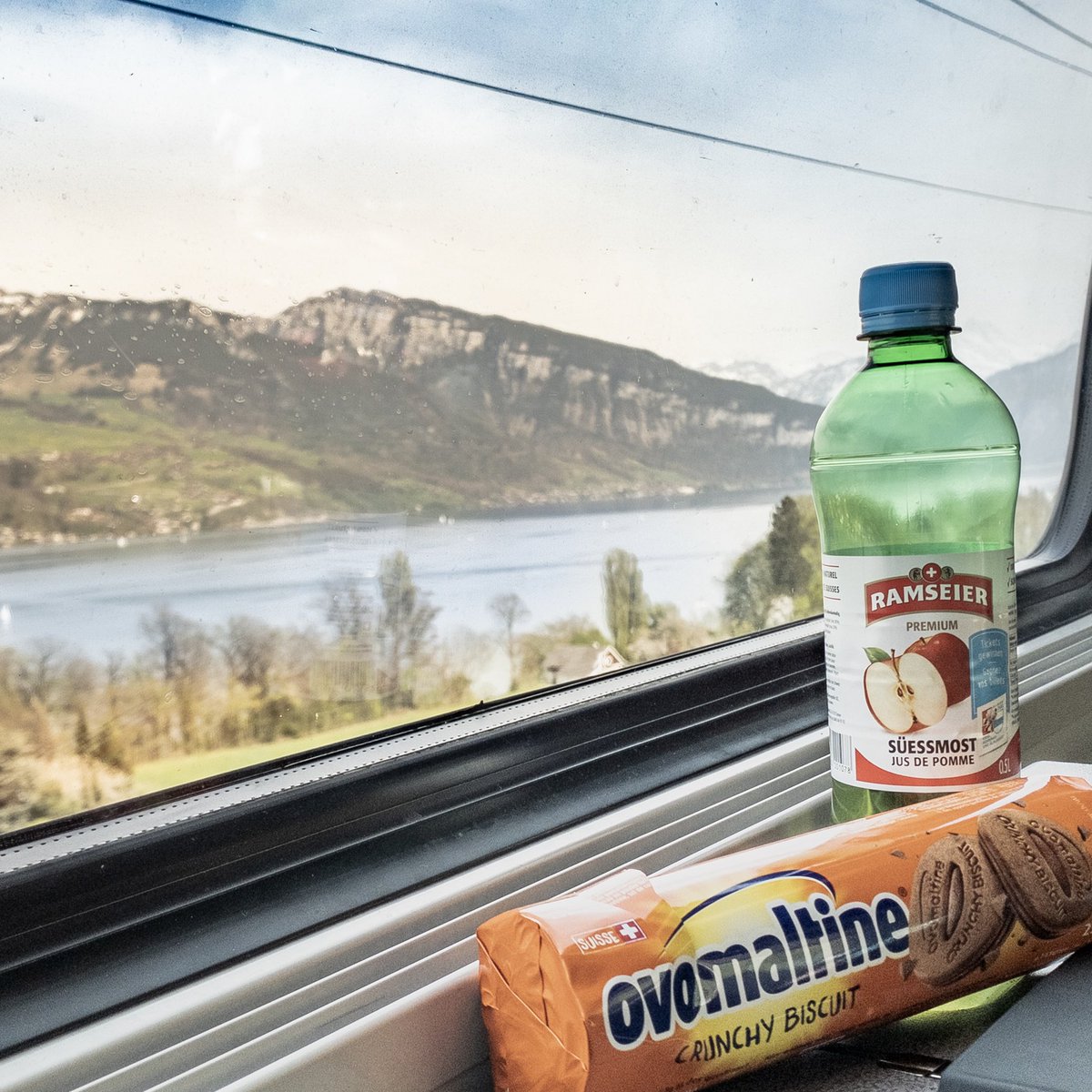SebDayer's tweet photo. La définition de voyager à la suisse, avec @Ovomaltine et #Ramseier. https://t.co/8uvXgFi6HK