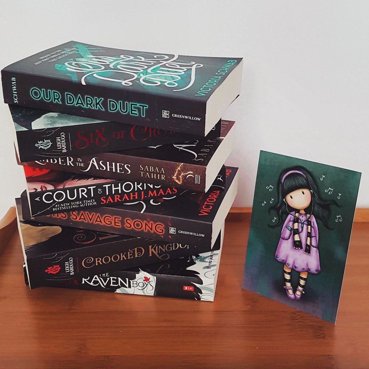 chaptersofmagic's tweet image. Happy Monday🌻📚 
Happy reading week🥁😍
*How old were you when you became a reader?
#bookphotography  #bookworms #bookobsessed #bibliophiles #yareads #yabooks #ireadya #bookblogger #ourdarkduet #anemberintheashes #theravenboys #thissavagesong #acotar #sixofcrows #crookedkingdom