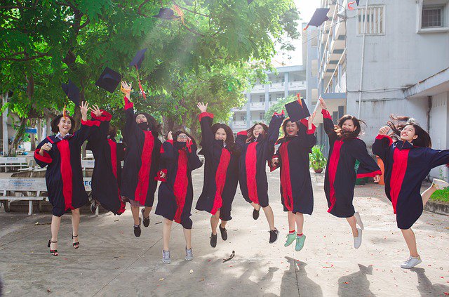 Graduating seniors, lets get you that job! Here's the best ways to clean up your social media #MotivationMonday ow.ly/XoKO50rbJ9c