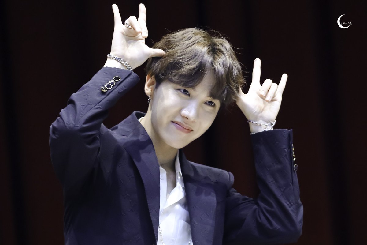 Lupine218's tweet photo. 190421 알라딘 팬싸인회

호비 귀요미 🤘😊🤘

#BBMAsTopSocial

#제이홉 #JHOPE #호석 #정호석 #HOSEOK #호비 #HOBI #방탄소년단 #BTS 
@BTS_twt https://t.co/cLivPXyDHB