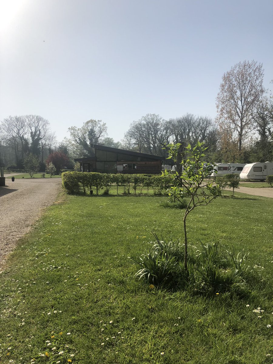 DeersMead's tweet photo. Bank Holiday Monday ☀️ #wow https://t.co/HNa9eFoaup