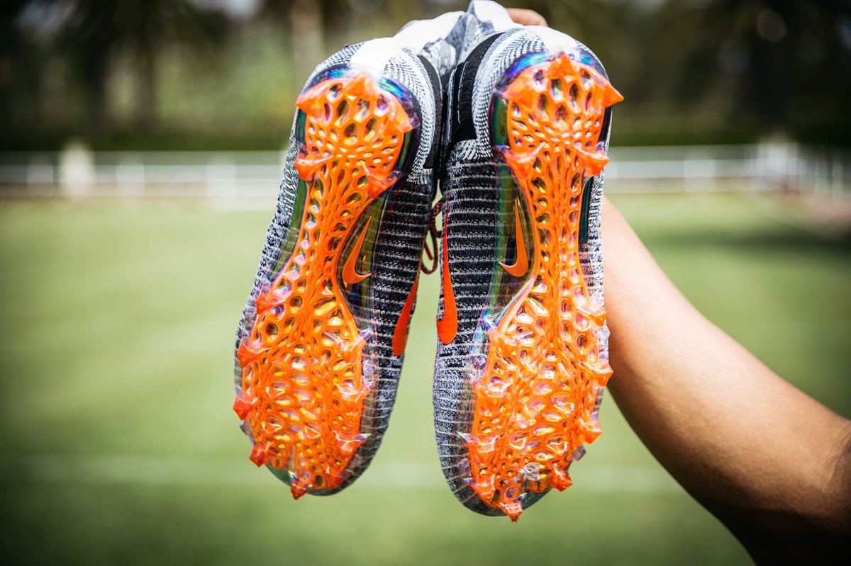 RWPassAcademy's tweet photo. The NEW @UsNikeFootball #AlphaMenace cleats are out NOW! Got check them out at https://t.co/SWfhnLIo6s https://t.co/MrFb5iRFnO