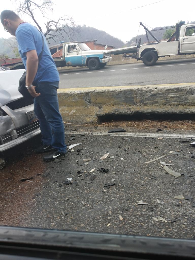 gejmg's tweet photo. @victoria1039fm @trafficMIRANDA @EUtrafico colisión múltiple a 1km del túnel los ocumitos sentido valencia https://t.co/mBvxaKwe8G