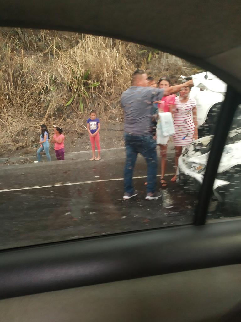 gejmg's tweet photo. @victoria1039fm @trafficMIRANDA @EUtrafico colisión múltiple a 1km del túnel los ocumitos sentido valencia https://t.co/mBvxaKwe8G