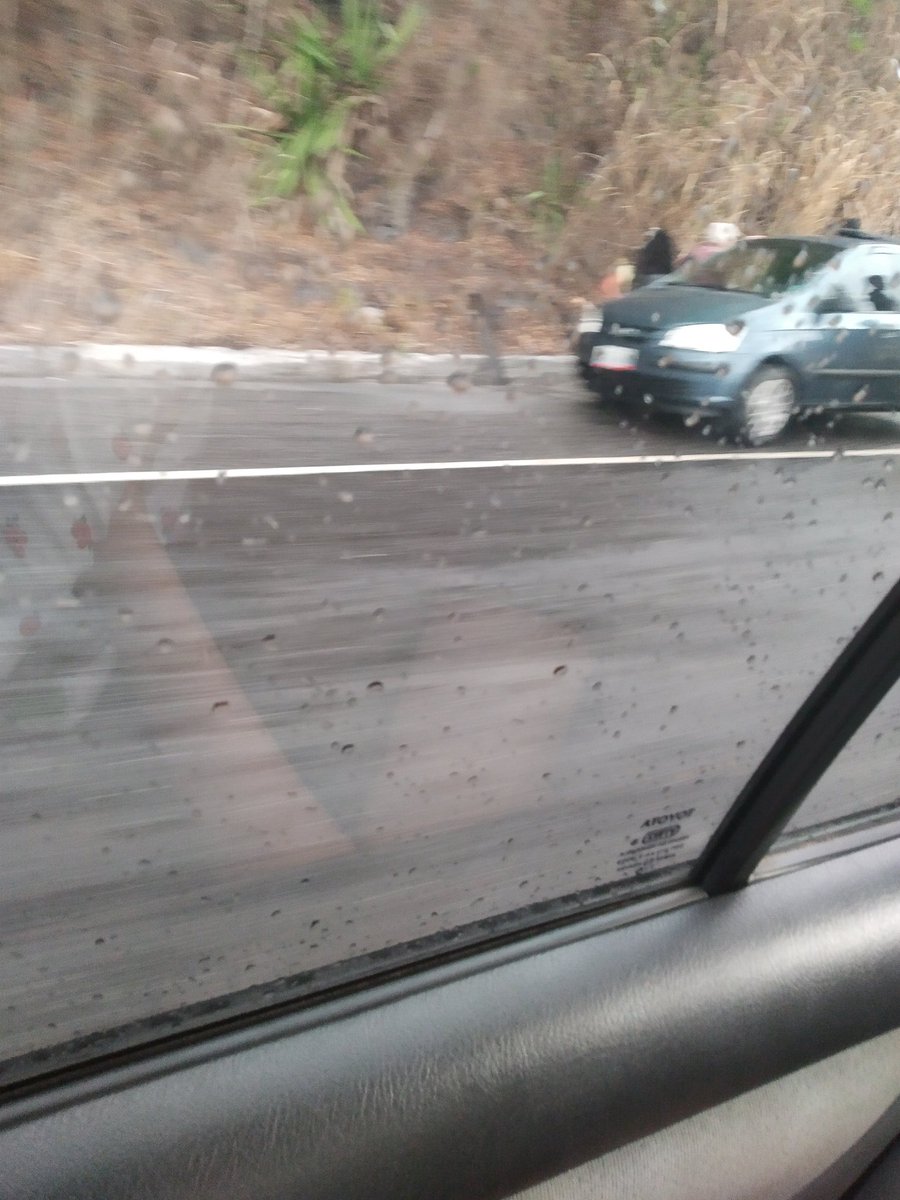 gejmg's tweet photo. @victoria1039fm @trafficMIRANDA @EUtrafico colisión múltiple a 1km del túnel los ocumitos sentido valencia https://t.co/mBvxaKwe8G
