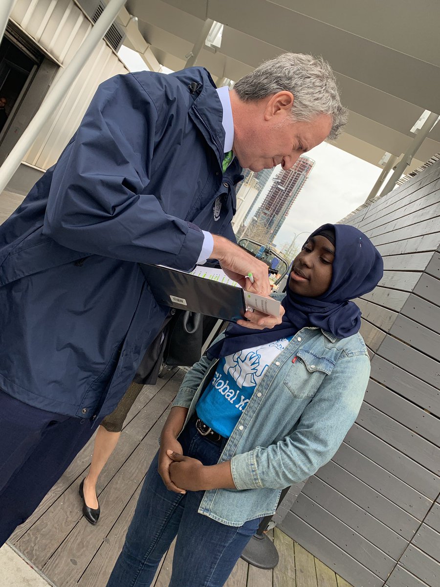 BrathwaiteYM's tweet photo. So happy to see our @globalkids #GKLeader Saheedah introducing @NYCMayor at today’s announcement of NYC Green New Deal #OneNYC2050 @NYCMayorsOffice #ClimateJustice #ClimateChange #globaled https://t.co/Gq9GS65LoC