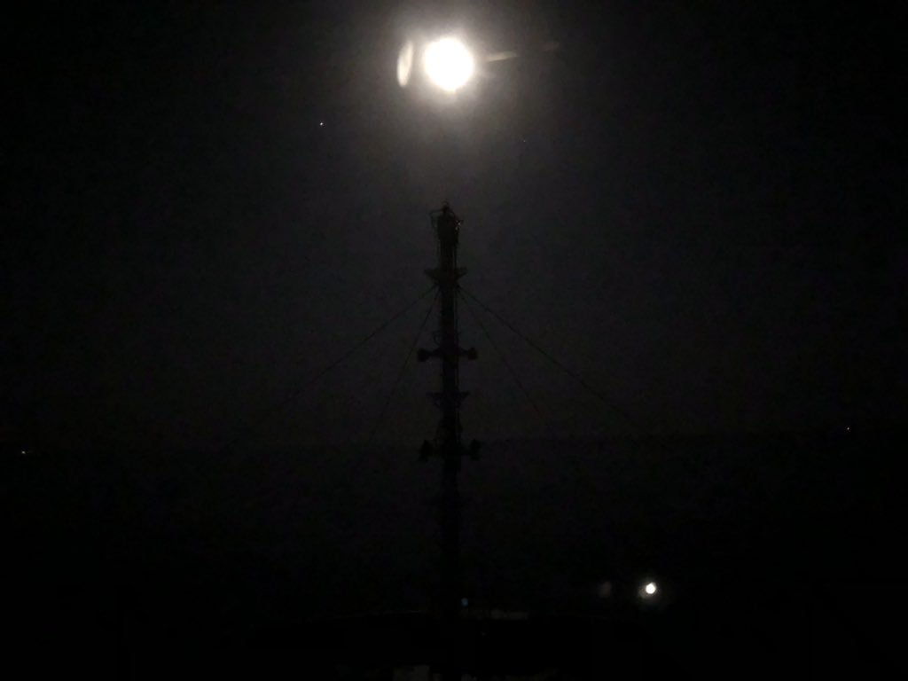 takabo77's tweet photo. My ship is sailing towards the moon!
月に向かって航行中!
#moonlight #voyage #navigationwatch #shiriyasakilighthouse #japancoast #officer #sailor #seaman #seamenslife #roroship #carcarriership #月夜 #航行中 #航海当直 #尻屋埼灯台 #南下航行中 https://t.co/vxHqmuTzPc