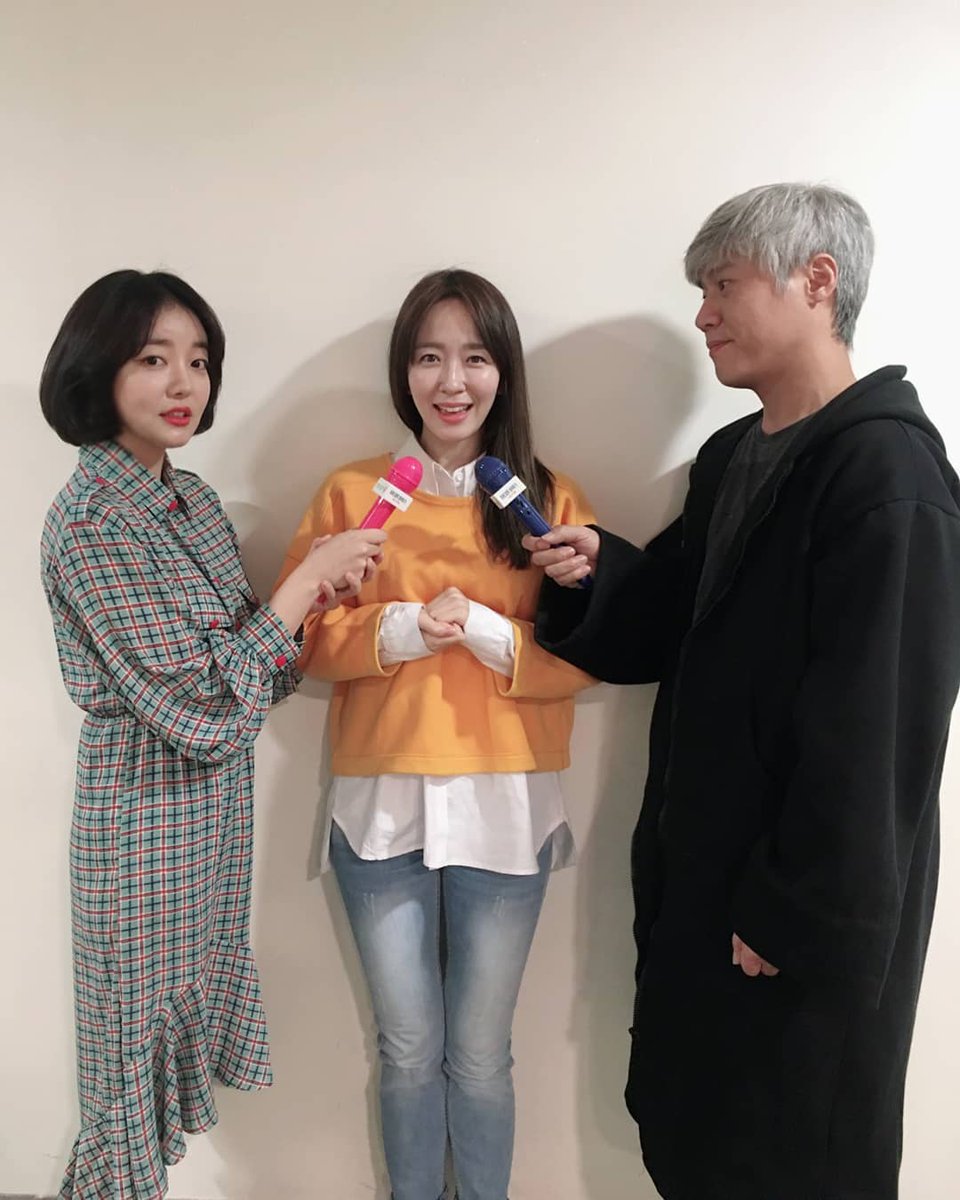 CheonSoonHee's tweet photo. 📸: moonjiin86 님은 왜이렇게 착하신건지 말씀해보시죠!
덕분에너무나감사했어요😆#박선영아나운서 님
그리고 너무나 유쾌한 #박호산 선배님 과 즐거웠던 라디오^^
.
#박선영의씨네타운
#곧만나는
#뷰티풀보이스
.
근데 내다리어디갔지....? #캐스퍼인가..

#MoonJiIn Instagram Update (042219) https://t.co/1v8vXsssFf