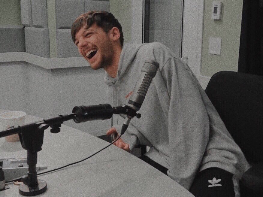 LouisPromoSquad's tweet photo. Let’s make the longest thread of Louis Tomlinson pictures ever! Reply to this tweet with every picture of Louis you have in your camera roll, along with the voting template ( #BBMAsTopSocial Louis Tomlinson @Louis_Tomlinson ). We’ll start! https://t.co/9F2HK1QVGC