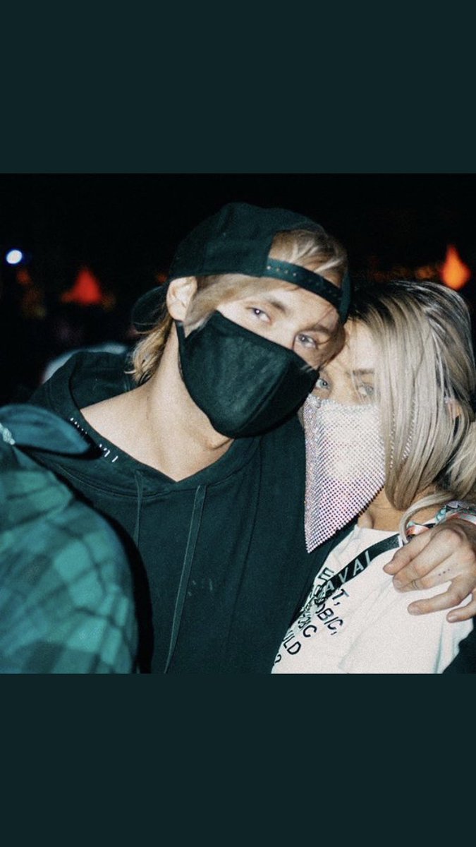 5SOSUpdatesROI's tweet photo. Michael and crystal 😍#5sos #coachella https://t.co/yN57Zirisd
