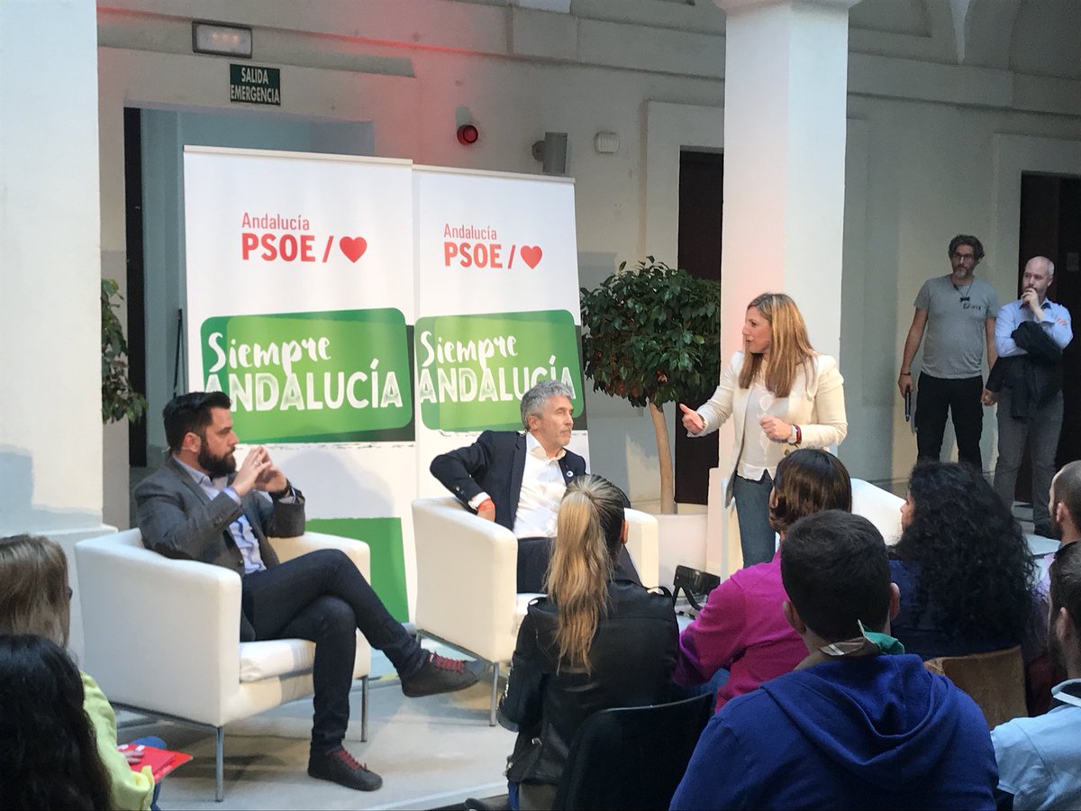 psoecadiz's tweet photo. ♥️@Irene_Garcia_M y @Fran_Gonzalez_P acompañan a @FMarlaska en #Cádiz capital en un encuentro desbordado de gente joven. Desde el #Psoe venimos a construir una sociedad más justa. #hazquepase 🌹 #28abrilElecciones https://t.co/qukf8FruTs