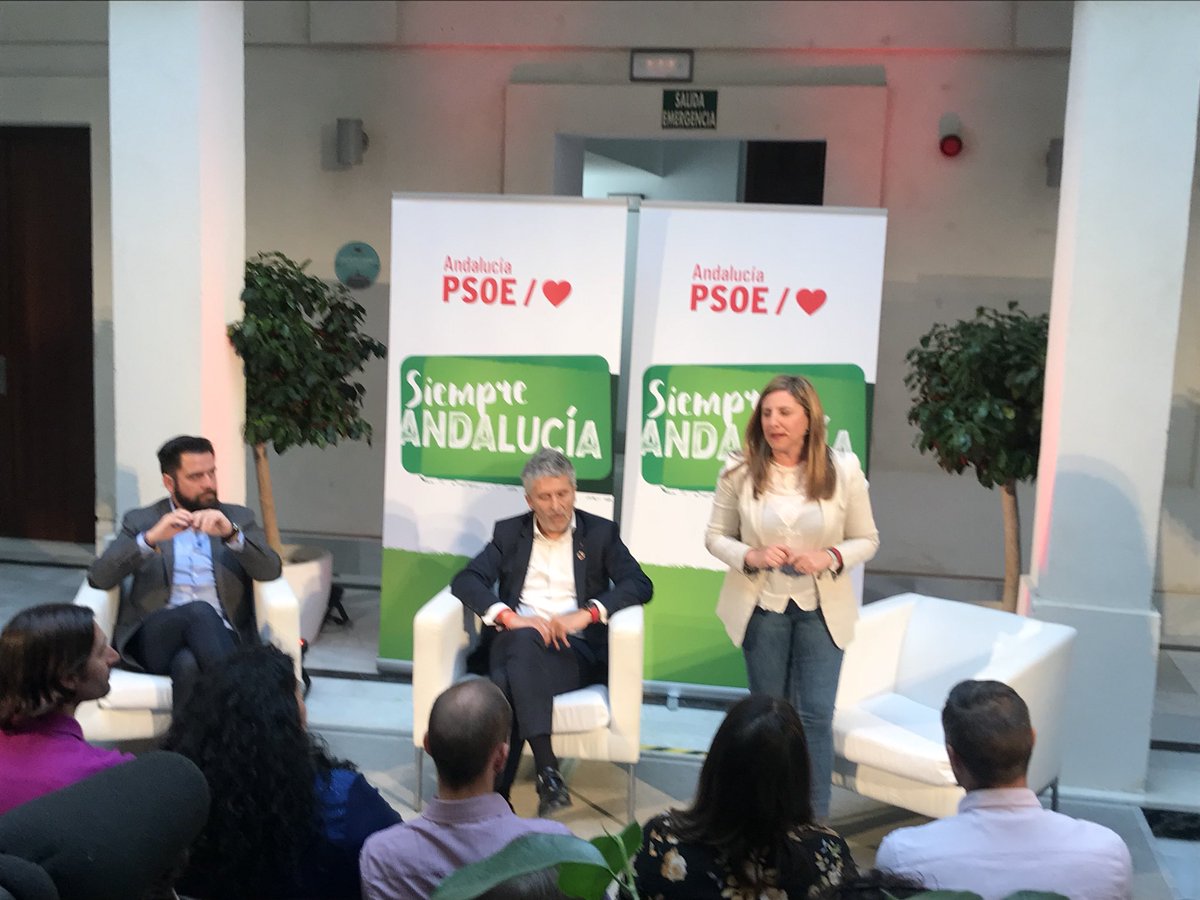 psoecadiz's tweet photo. ♥️@Irene_Garcia_M y @Fran_Gonzalez_P acompañan a @FMarlaska en #Cádiz capital en un encuentro desbordado de gente joven. Desde el #Psoe venimos a construir una sociedad más justa. #hazquepase 🌹 #28abrilElecciones https://t.co/qukf8FruTs