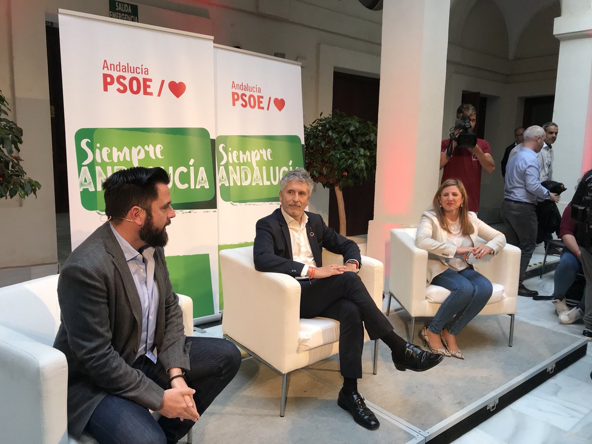 psoecadiz's tweet photo. ♥️@Irene_Garcia_M y @Fran_Gonzalez_P acompañan a @FMarlaska en #Cádiz capital en un encuentro desbordado de gente joven. Desde el #Psoe venimos a construir una sociedad más justa. #hazquepase 🌹 #28abrilElecciones https://t.co/qukf8FruTs