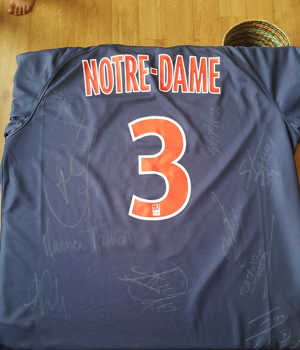 leriswecan's tweet photo. Quand tu as certaines connaissances 🤣🤣 il bouge pas celui la #Collector #PSGASM #NotreDame #Paris #TeamPSG #teamKimpembe #PK3 #FierteDesNotres #LAFORCE https://t.co/HUoRNMsmg4