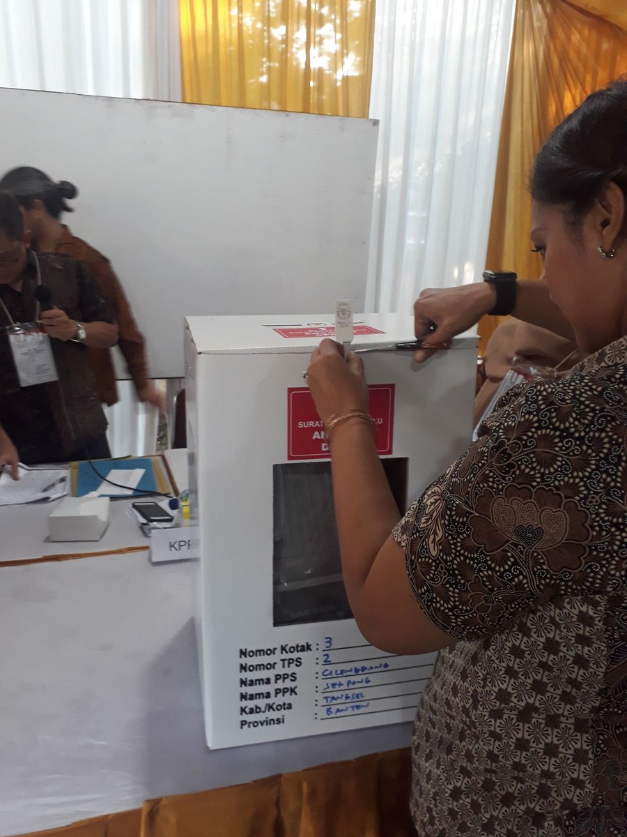 AyangCakep's tweet photo. Ini di TPS diman sy menjadi Saksi..

Geli dan heran campur enek....baru kali ini kardus di kunci, lalu kuncinya bisa digunting !!! 

Bukannya skr jaman unicorn dan mobil legend ?

#KPUJanganSalahInputData https://t.co/kiyxNNCnVG