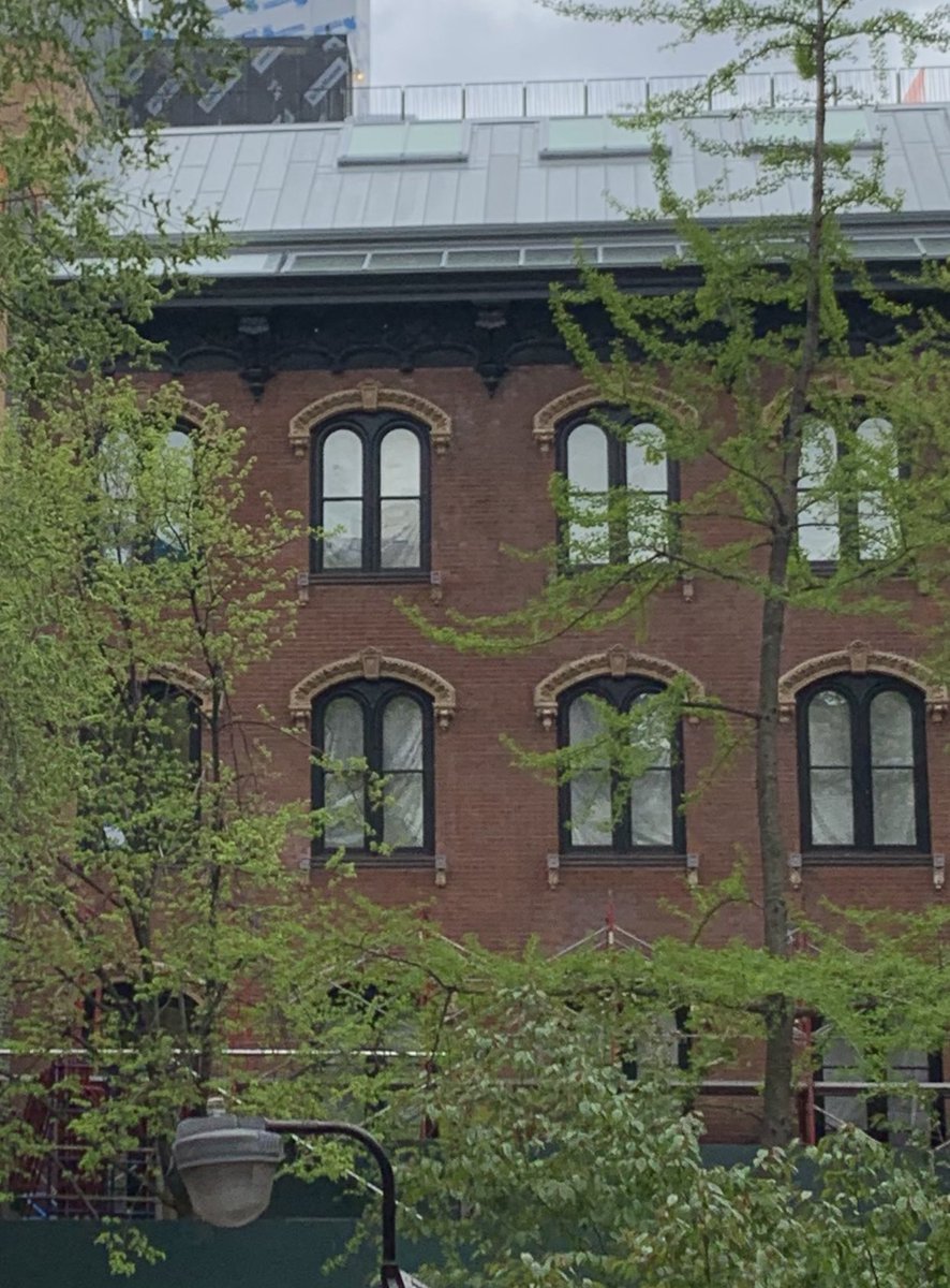 Hallelujah!! The scaffolding that has covered the townhouse facades for years is finally coming down: uniform red bricks, new windows to match the old and a cornice of incredible 19th C workmanship, all restored ⁦@FriendsSeminary⁩