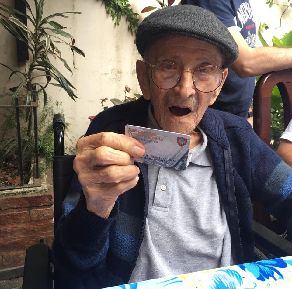 SanLorenzo's tweet photo. San Lorenzo lamenta el fallecimiento de José de Dominicis, quien, con 98 años, fuera uno de nuestros Socios Refundadores más longevos. Su legado cuervo vivirá por siempre en sus hijos y nietos, a quienes abrazamos en este duro momento. https://t.co/I7OPWK3Q9c