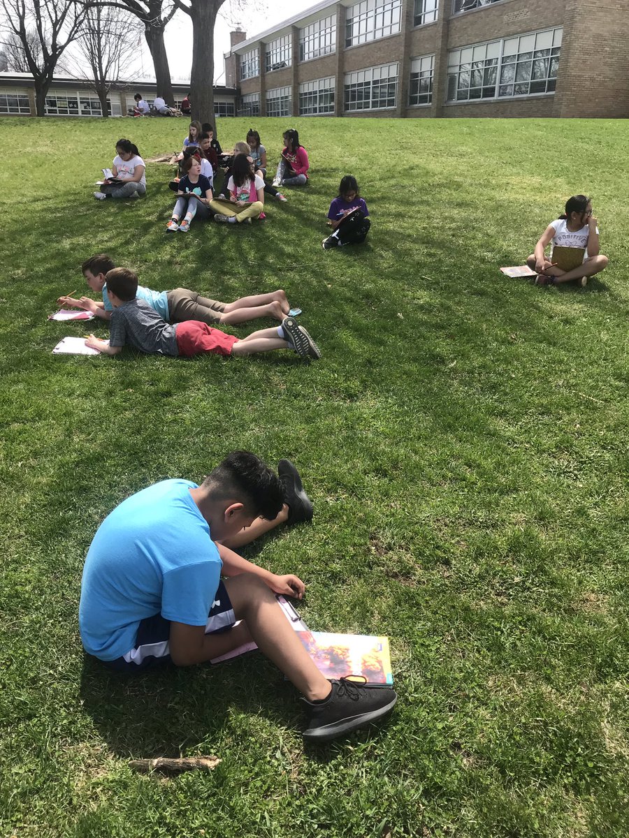 SraSigrist's tweet photo. Estamos celebrando el #DiaDeLaTierra por escribir afuera! We’re celebrating #EarthDay2019 by writing outside! ☀️🌳🌷🌻 @oeselem #wcusd200 https://t.co/bK01M9g1jT