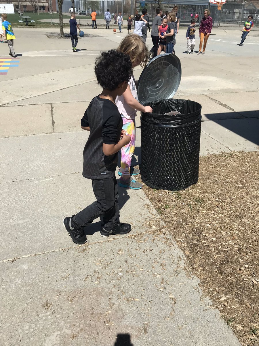 msjohnson_1st's tweet photo. These two were inspired by our earth day talk and decided to pick up garbage during recess! #PattengillPride #BerkleyDifference https://t.co/PU4jMbhfgK