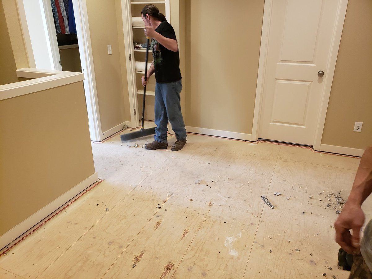 165Lacey's tweet photo. #romanoffreno #romanoffwest 
Alans crew cleaning up after tear out on their way to another 5 Star install customer Kathrine happy with how fast and professional crew is working Thanks guys ! https://t.co/XLpFamGT2G