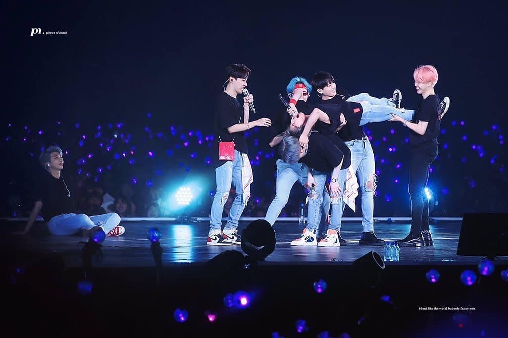 AiseY57's tweet photo. #BBMAsTopSocial BTS @BTS_twt https://t.co/mCtItBPwN2