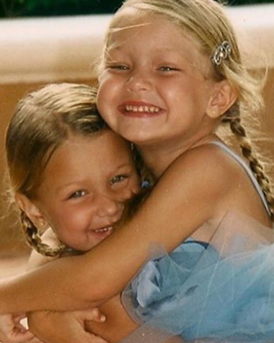 gigihadidreport's tweet photo. Bella Hadid via instagram. #Happy24thBirthdayGigi https://t.co/CRgWxpYrfC