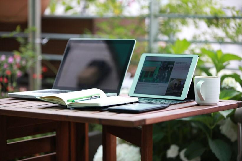 Stefan lebt kein normales Leben, bei dem man morgens ins Büro geht und es abends wieder
verlässt, sondern seine Wohnung ist gleichzeitig sein Büro und sein Büro gleichzeitig sein
Auto. #digitalenomaden, #reisenundarbeiten
blog.hslu.ch/diginect/2019/…