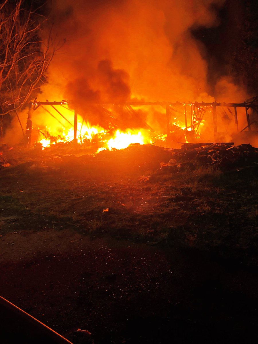 SuffolkFire's tweet photo. We currently have 4 fire crews in attendance at a barn fire in #Washbrook near #Ipswich. Crews from Princes Street, Ipswich East, and #Holbrook are at the scene. The fire is now under control but we remain at the scene damping down and liaising with @SuffolkPolice #Suffolk https://t.co/YXdsdNlz0Z