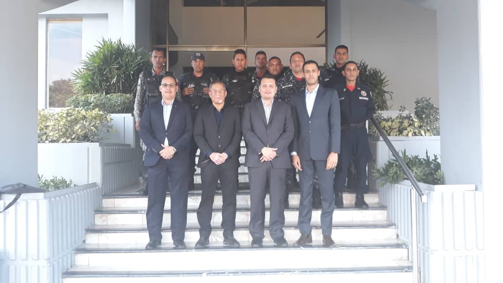 MYEmbCaracas's tweet photo. Program Mendampingi Rakyat Malaysia di Maracaibo, Venezuela
Malawakil Caracas had the opportunity to undertake a PMRM visit to Maracaibo on 20 April 2019
#PMRM
#MalaysianinVenezuela
#WismaPutra https://t.co/87ly0gM7D0