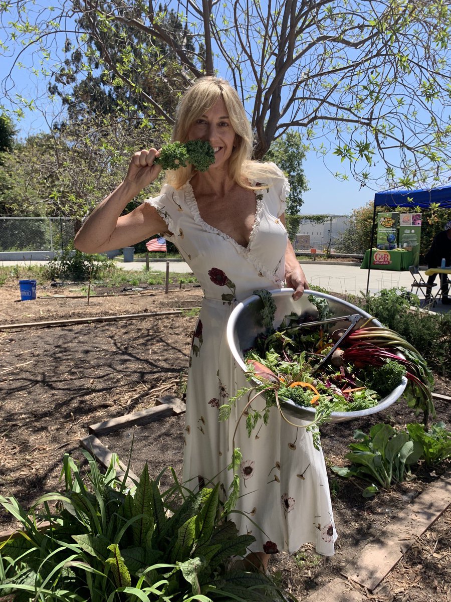 santamonicabiz's tweet photo. Happy Earth Day! We caught up with Debbie Levin @green4EMA @DebbieatEMA SQA speaker & Mike Sullivan @LAcarGUY at a school garden with Alisha Auringer SMSBC co-chair. #SMSQA https://t.co/JmEIvWSSbL