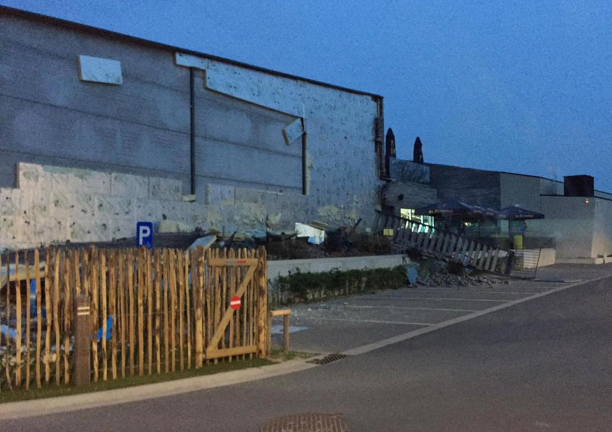 Op maandagavond is omstreeks kwart voor tien 's avonds de grijze gevelbekleding van de bowling De Goe Smete #Poperinge aan de kant van de Heilig-Hartstraat losgekomen en omgevallen. Er vielen geen gewonden.