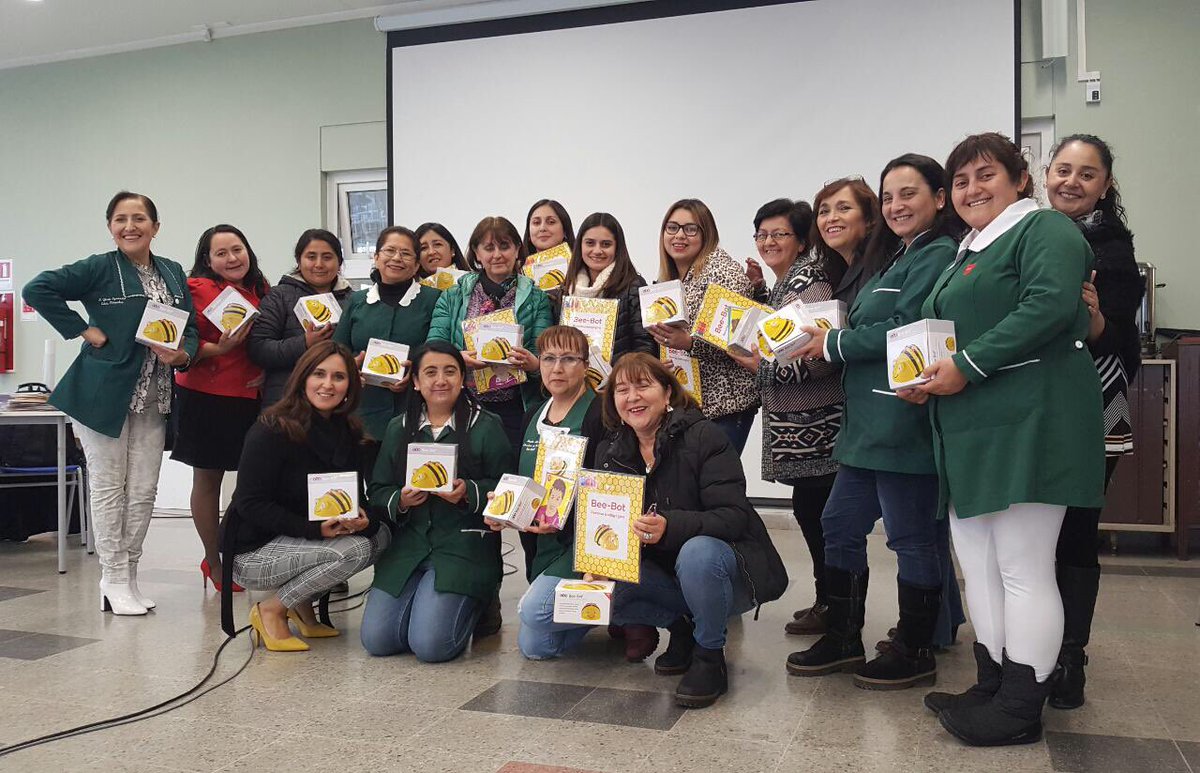 PTIChile_'s tweet photo. Nuevas educadoras se suman a la comunidad de #ClubBeeBot. Hoy estuvimos en Carahue planificando nuevas actividades  con nuestra abeja robot 🐝 🌻@fpaisdigital @SubEducParv @Chile_Programa https://t.co/beT9oaKBiH