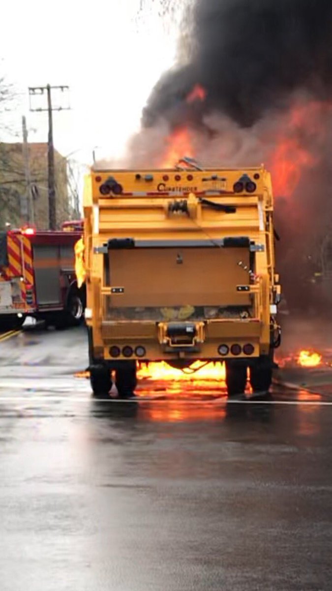 eyeonnewroc's tweet photo. White Plains firefighters battling garbage truck fire North Broadway and Main Street. https://t.co/I7jEV3LYFn